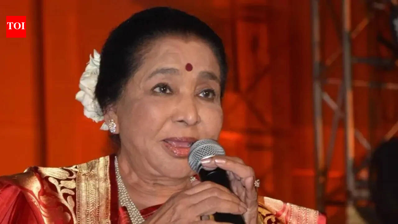 Asha Bhosle Health News:: Legendary singer Asha Bhosle admitted to Breach candy hospital due to chest infection, her granddaughter requests for privacy | Hindi Movie News